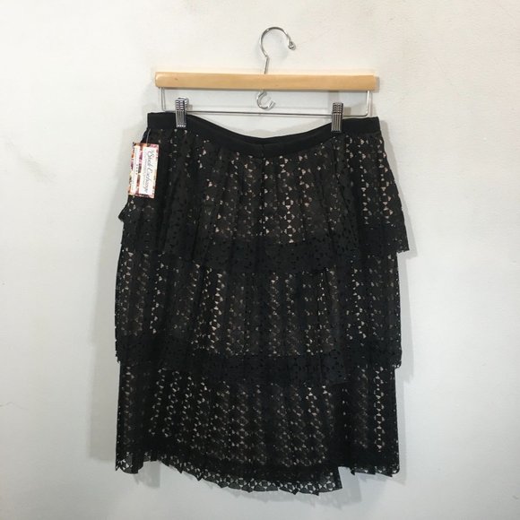 Worth black eyelet tiered skirt with tan underlay size 8 - Picture 2 of 4